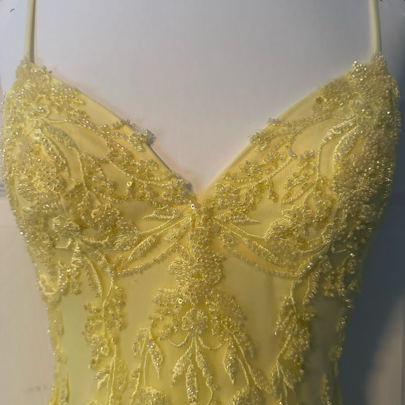 PROM SEASON! Make an offer!
Gorgeous yellow gown - Picture 4 of 13
